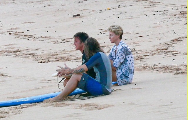 charlize-theron-sean-penn-relax-on-the-beach-in-hawaii-03