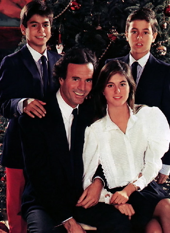Julio Iglesias with Chábeli (bottom), Julio José (left) and Enrique (right)